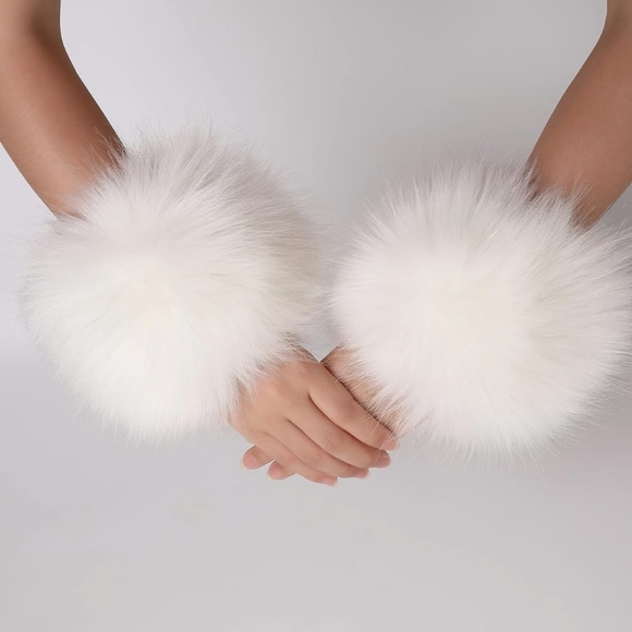 Plush White Faux Fur Cuff Fall Winter All Seasons Gorgeous Versitile - Picture 2 of 3